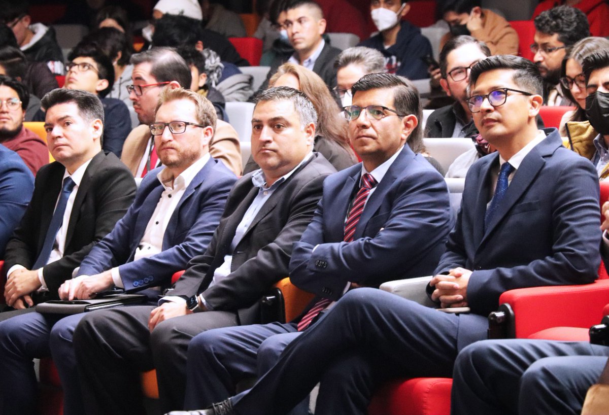 Telecom_Ec's tweet photo. La transformación digital al servicio de los ciudadanos.

Viceministro @fgchangc, en @UDLAEcuador y con altos expertos de @aws y de la región, reiteró que el Gobierno prioriza la digitalización para generar eficiencia, productividad y competitividad.

@vmaino https://t.co/VdxJ5zO1Es