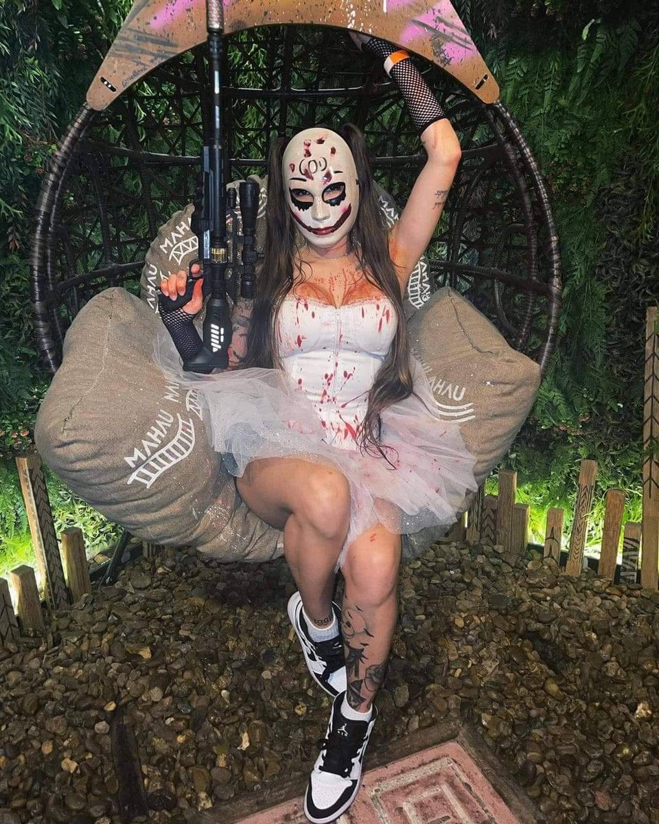 BWalback's tweet image. Não gosto da vida em banho-maria, gosto de fogo, pimenta, alho, ervas. Por um triz não sou uma bruxa. (Martha Medeiros)  🎃 
#HalloweenKingdom