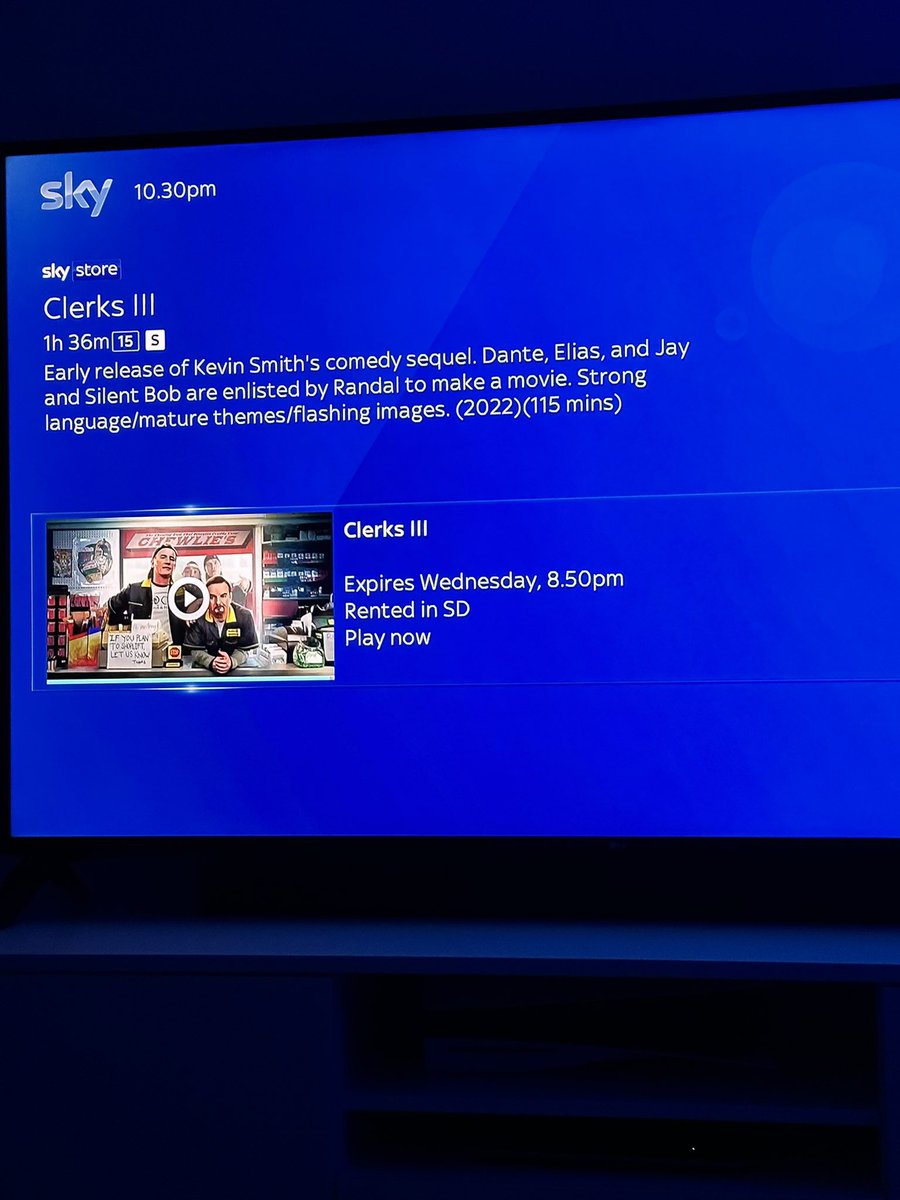 gwill84's tweet image. The only way I can describe @ClerksMovie is it’s like putting on an old ass comfy jumper, ppl might not get why you love it but as soon as you put it on it just brings back every memory and feelings you had wearing it.
@ThatKevinSmith glad your were in the 20% sir. #Clerks3