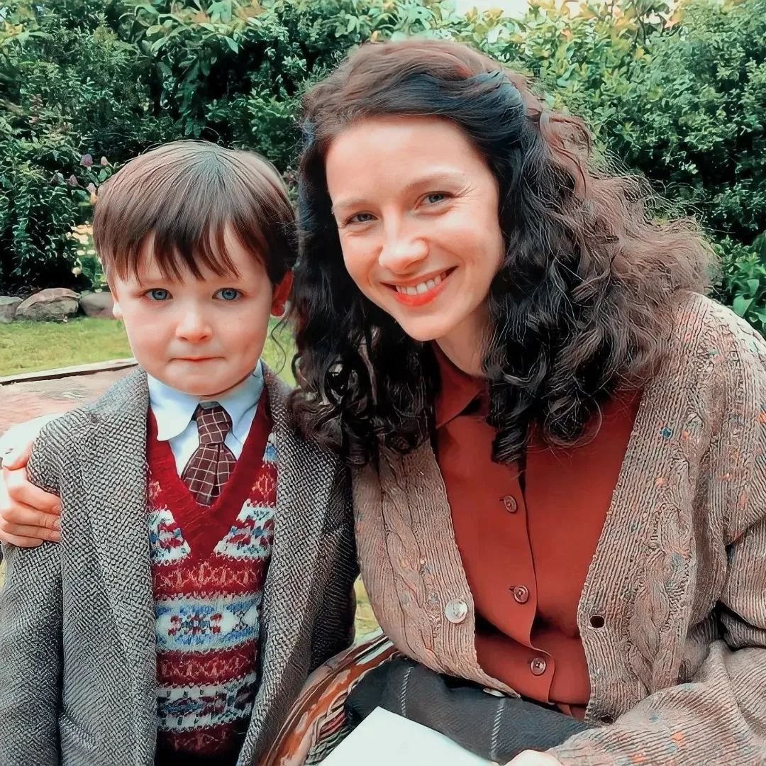ZoeyCatBell's tweet photo. Claire with little Roger. ☺️🤗 BTS 🎬

#ClaireFraser
#WeeRoger
#Outlander https://t.co/ybzvcOtaRP