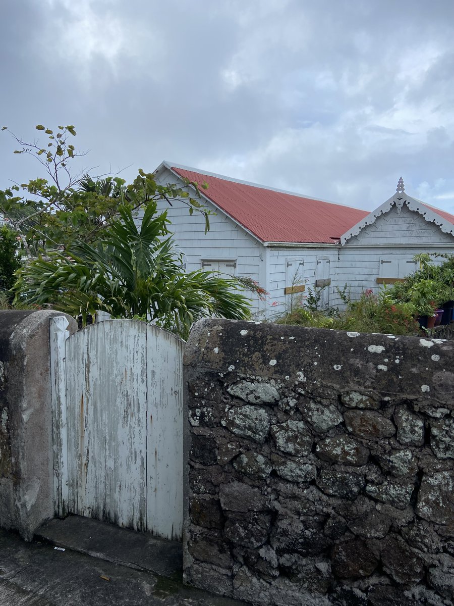 annemieke_vos1's tweet image. Saba stapelt prachtig
houten huisjes op hun dikwijls oud stenen basement
Tegen een lucht zonder regenwulpen maar met palmen
kleurt het spel van een uniform groen - wit - rood

#Windwardside