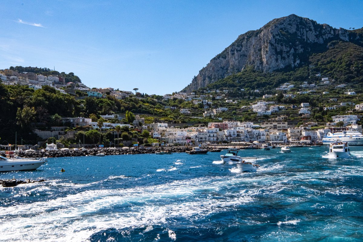 fionacue1's tweet photo. Approaching Capri #capri #isleofcapri #island #islandlife #lemons #sea #ocean #boat #boattrip #wash #italy #loveofitaly #tours #travel #italian https://t.co/EYi1T62Kst