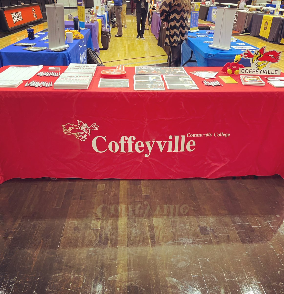 FutureRedRavens's tweet image. Great day in Ark City - met so many #futureredravens! ❤️💛