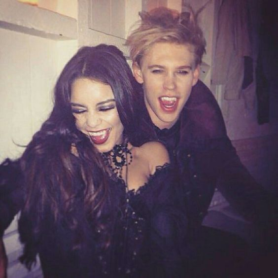 austinbthinker's tweet photo. the king and queen of halloween https://t.co/nRHHInYMmR