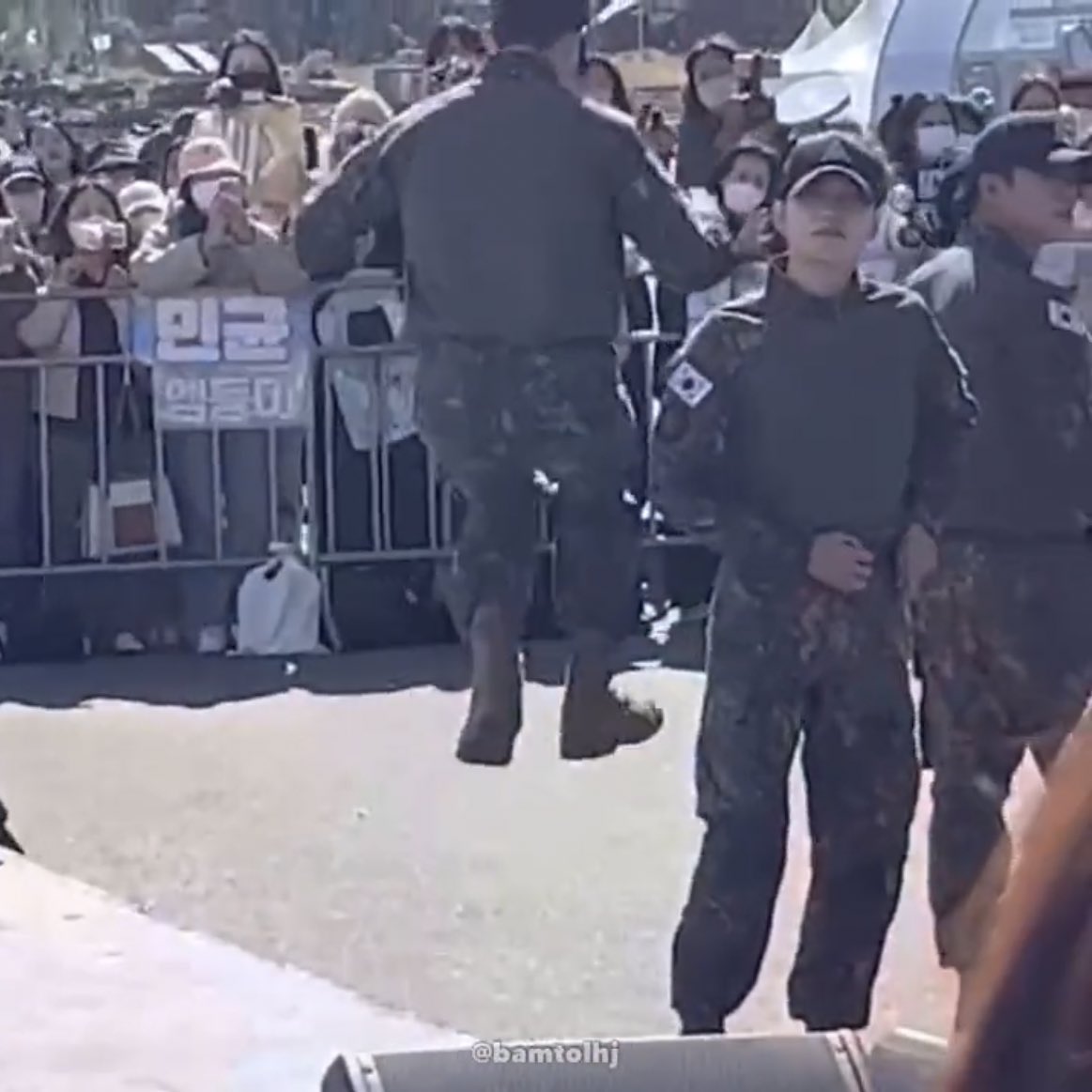 수상하게 공중부양을 잘하는 해달과 수달
