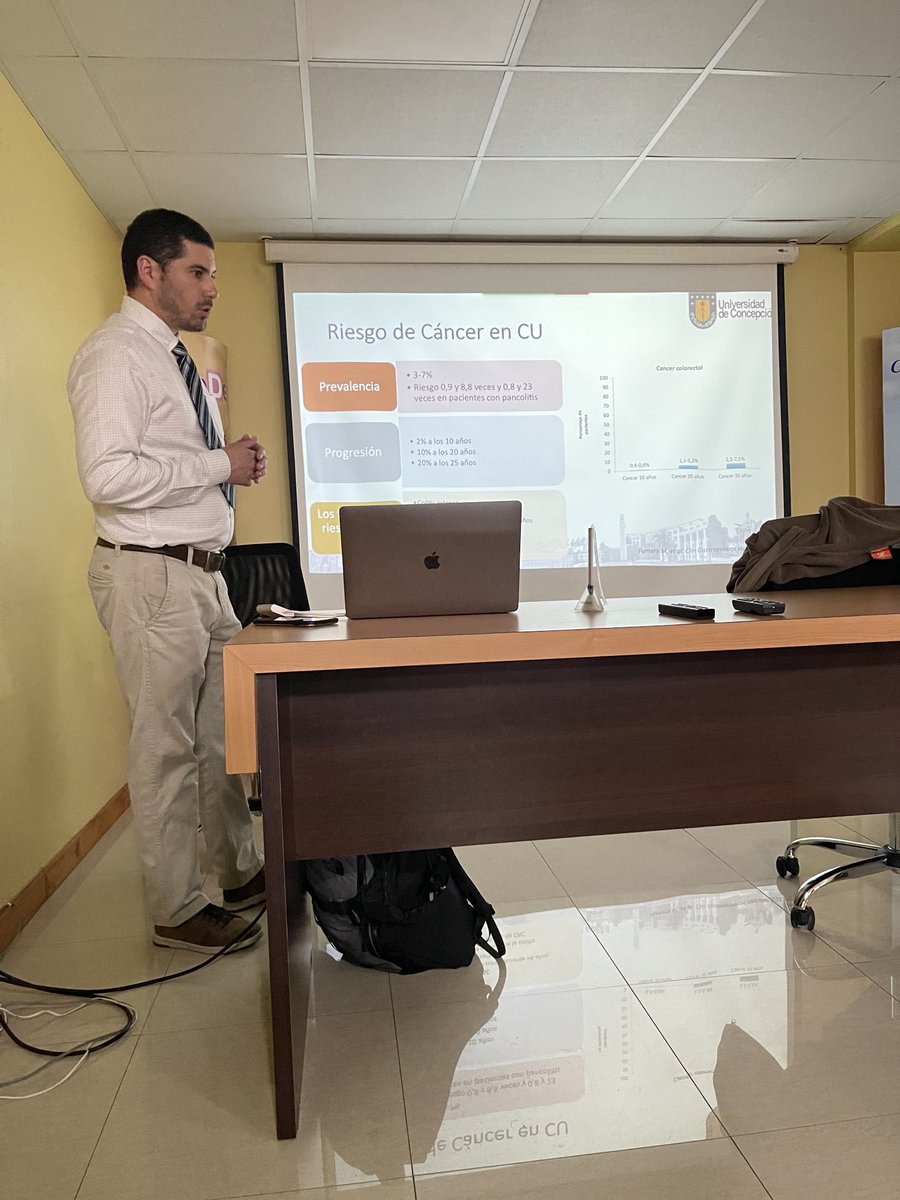 Dr Roberto Duran exponiendo al grupo de residentes de cirugía UdeC sobre riesgo de CCR en pacientes con EII.