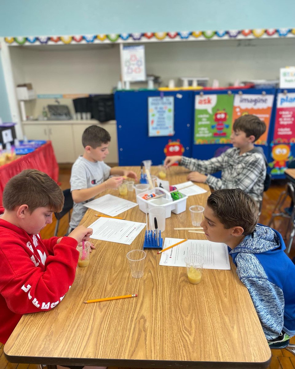 MsMPavlick's tweet photo. Adding water to the control and enzyme to the experiment. Which method will yield more juice? 🍎💭 @KFernandez_STEM #ScienceisSweet https://t.co/mGWPNeUiuz