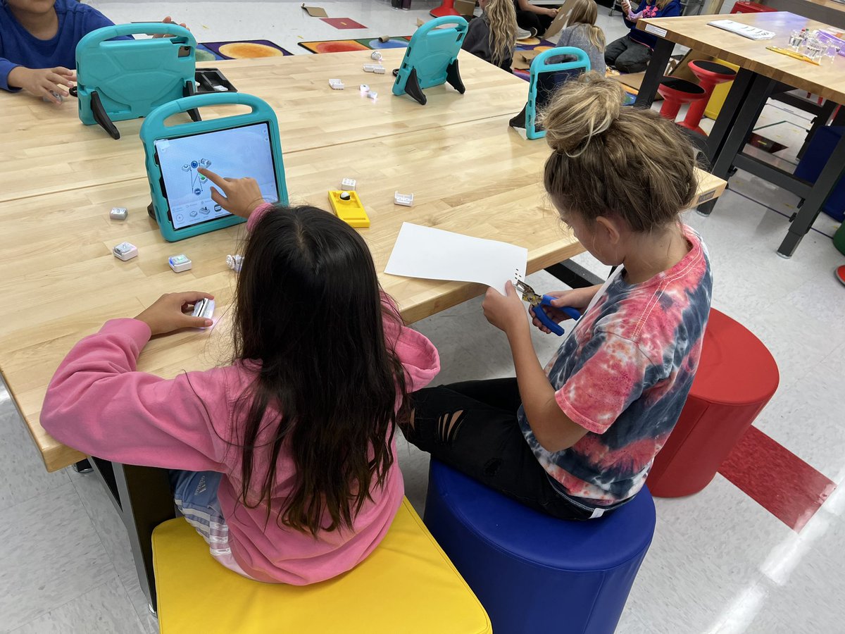 mrsemilybyers's tweet photo. 6th graders created a night light with @SAMLabs, made a game with @bloxels, learned about @tinkercad, built legos for ratios and completed a science experiment to review scientific method today #AWS #ThinkBiGSpace! @CanaanMiddle #youmatterJA #PioneerTogether https://t.co/LnROTOk5Ah