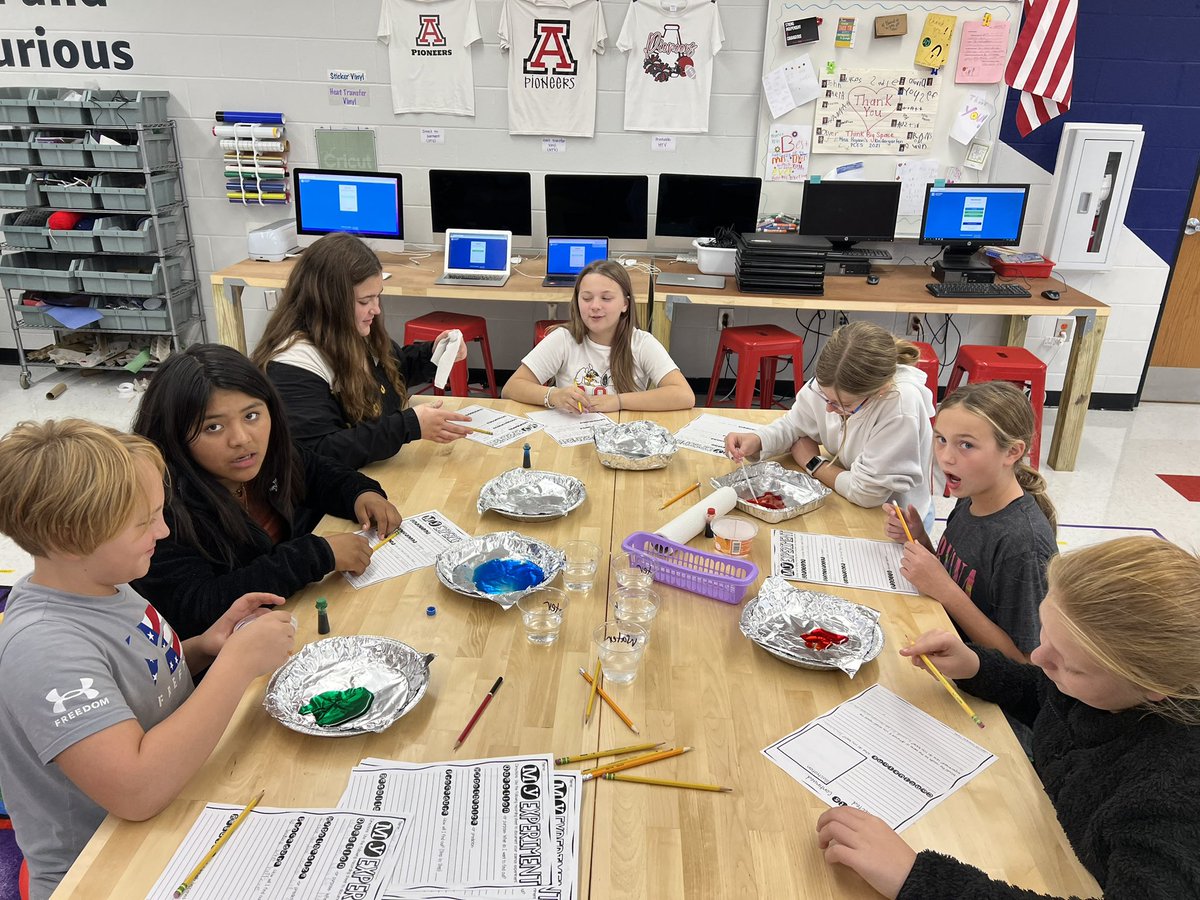 mrsemilybyers's tweet photo. 6th graders created a night light with @SAMLabs, made a game with @bloxels, learned about @tinkercad, built legos for ratios and completed a science experiment to review scientific method today #AWS #ThinkBiGSpace! @CanaanMiddle #youmatterJA #PioneerTogether https://t.co/LnROTOk5Ah