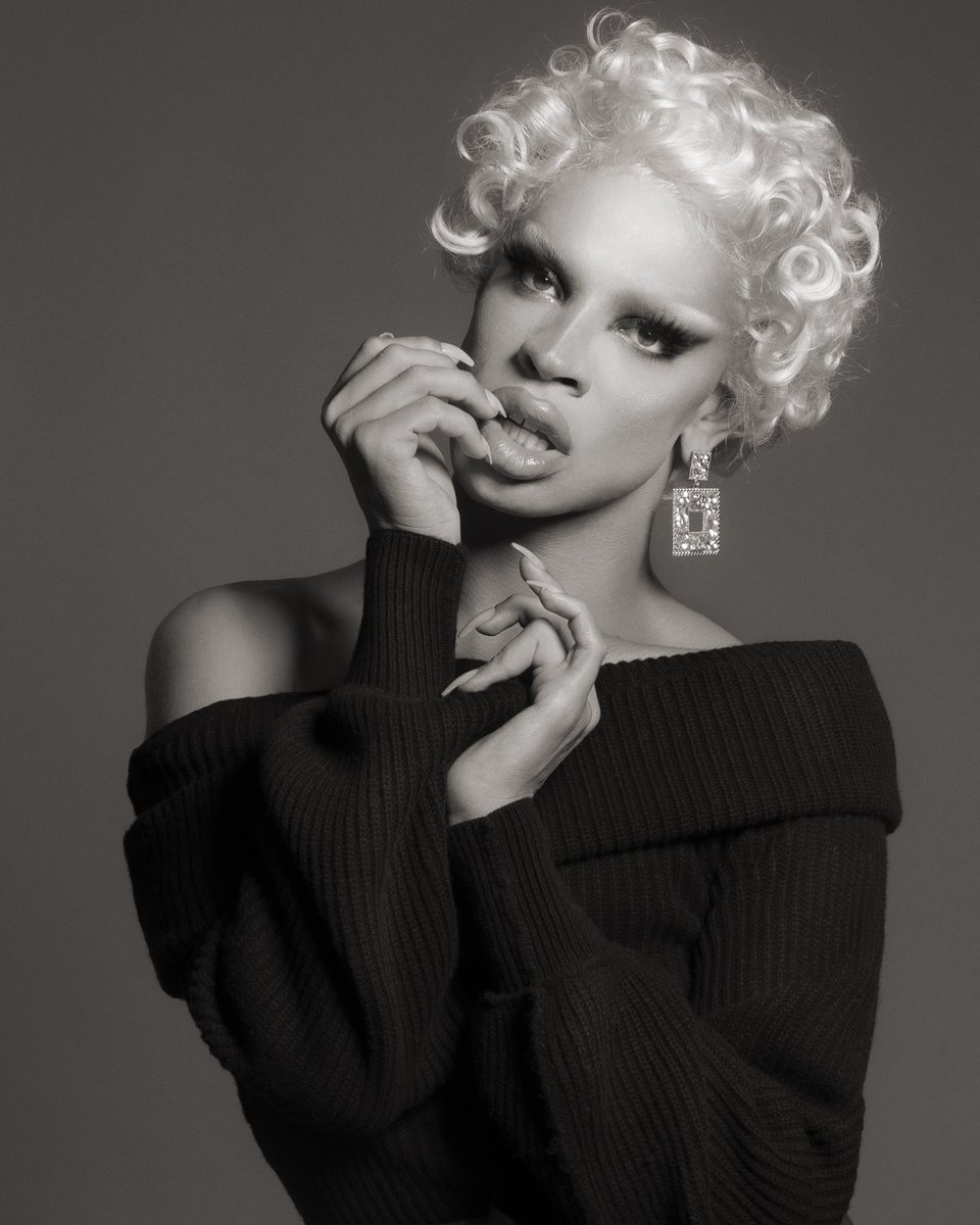 Yvie Oddly (blue checkmark) tweet media
