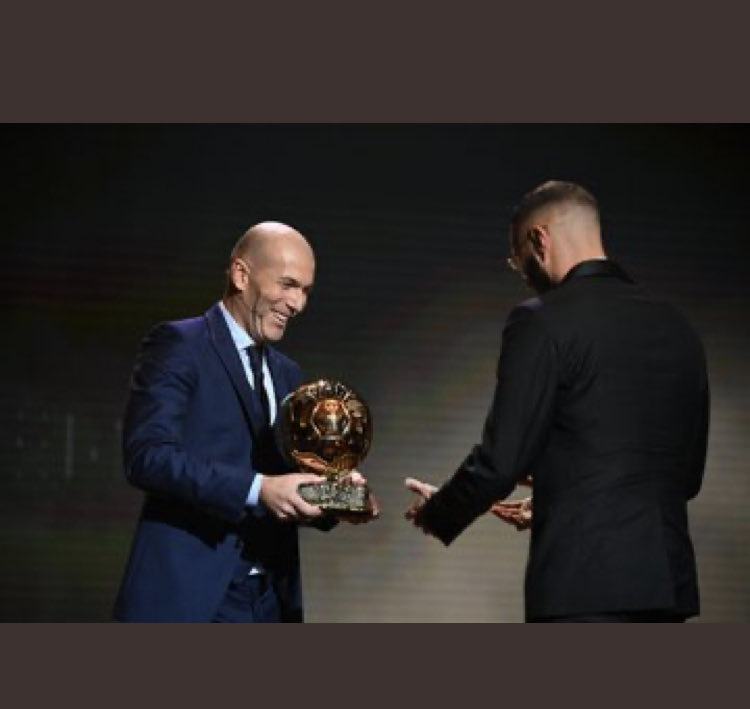 #Benzema Hon’or’é par #Zidane 🌟 Plus qu’un ballon, un symbole 🌕 ⁦⁦<a href="/FFF/">FFF</a>⁩ ⁦<a href="/Benzema/">Karim Benzema</a>⁩