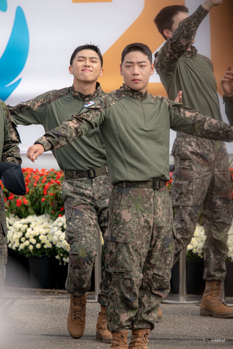 앞에 뚱한 이셔니도 뒤에 뾱한 민균이도 넘 귀여운데