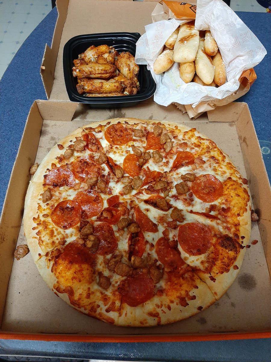 SteveDickerNL's tweet photo. Pizza Portal Pickup from @littlecaesars after work. Just what we needed😃 #3MeatTreat🍕 #CrazyBread #CaesarWings https://t.co/Kduw4iolrN