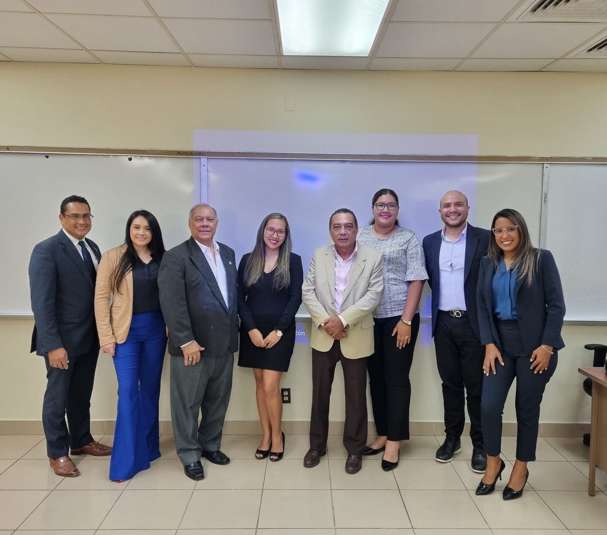 CesarOValdesP13's tweet photo. Participación de Jurado de sustentación de tesís de mis estudiantes de la maestría en mercadeo y comercio internacional de la @Faecoupma de la @UNIVERSIDAD_PMA, gran esfuerzo y exhaustiva investigación de proyectos de alto impacto empresarial! #FAECO #UP https://t.co/xDzEdOAl3Q