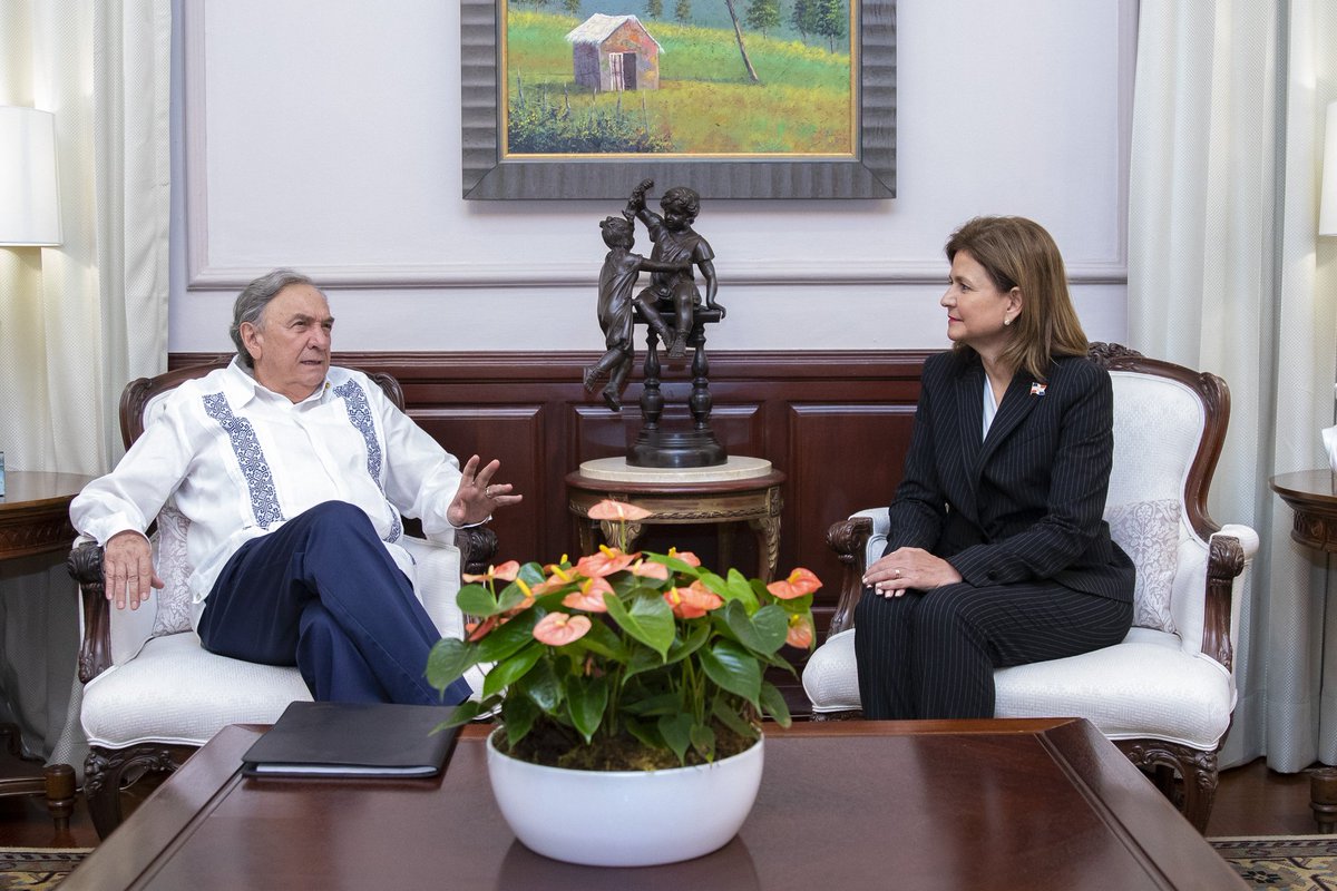 ViceRDo's tweet photo. Con el propósito de seguir fortaleciendo las relaciones bilaterales, la Vpdta. @RaquelPenaVice recibió a su excelencia, el Sr. Carlos Miguel Aysa, embajador de México en el país. Durante el encuentro conversaron sobre iniciativas para beneficio de ambas naciones. 🇲🇽 🇩🇴 https://t.co/CuFqTQSGt1