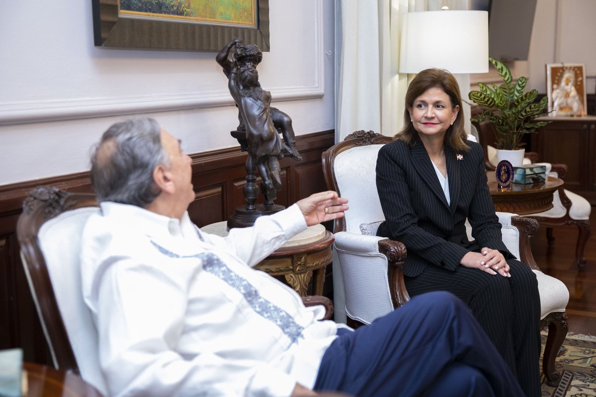 ViceRDo's tweet photo. Con el propósito de seguir fortaleciendo las relaciones bilaterales, la Vpdta. @RaquelPenaVice recibió a su excelencia, el Sr. Carlos Miguel Aysa, embajador de México en el país. Durante el encuentro conversaron sobre iniciativas para beneficio de ambas naciones. 🇲🇽 🇩🇴 https://t.co/CuFqTQSGt1