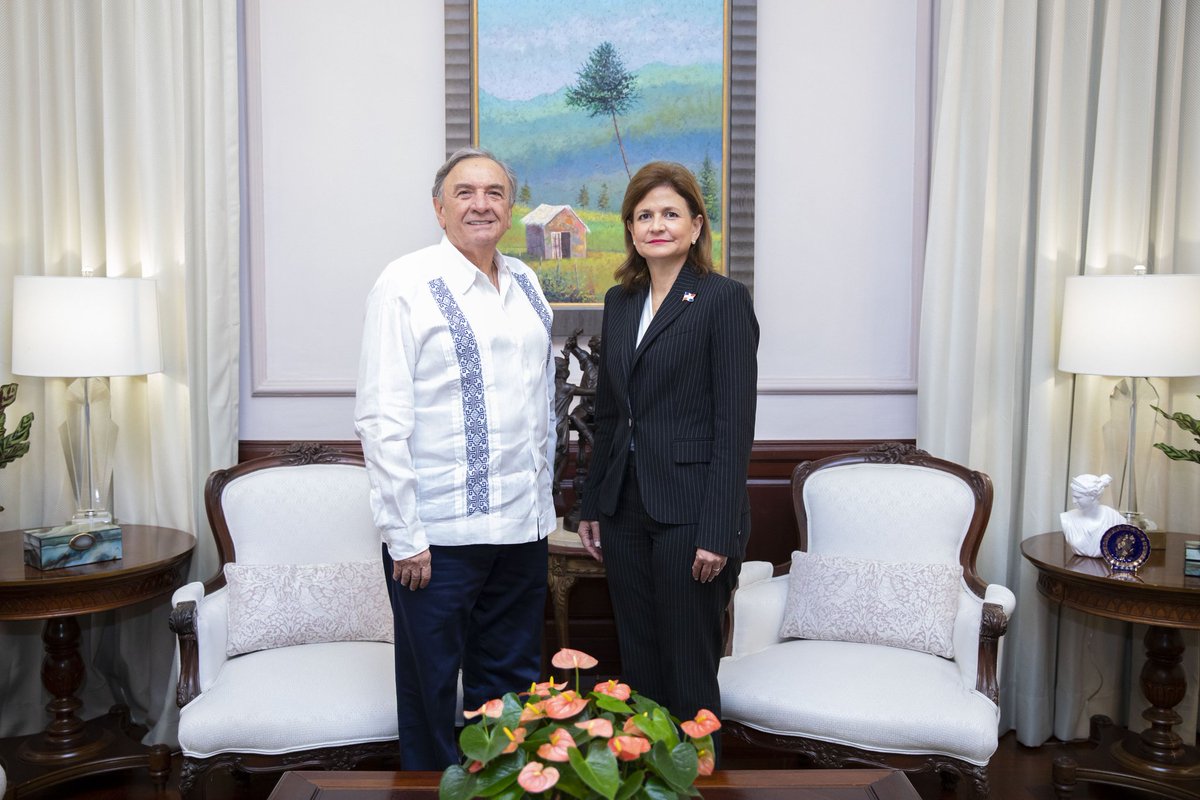 ViceRDo's tweet photo. Con el propósito de seguir fortaleciendo las relaciones bilaterales, la Vpdta. @RaquelPenaVice recibió a su excelencia, el Sr. Carlos Miguel Aysa, embajador de México en el país. Durante el encuentro conversaron sobre iniciativas para beneficio de ambas naciones. 🇲🇽 🇩🇴 https://t.co/CuFqTQSGt1