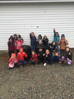 Les élèves de la 2e et 3e année lancent un projet de compost à l’école. Merci à Christina Beaton pour la présentation et la ville de Timmins pour le don de contenant de compostage pour l’école.@Daph_Wallbridge <a href="/CSCDGR/">CSCDGR</a> <a href="/CityOfTimmins/">City of Timmins</a>