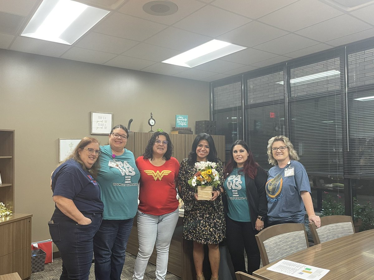 MrsCJimenez's tweet photo. Second grade did such a great job surprising our principal with flowers❤️#ThankAPrincipal 
#WhateverItTakes
#HolmsleySunshineCommittee
@CFISDHolmsley
@AnaDiaz_I17 https://t.co/16594yIbrK