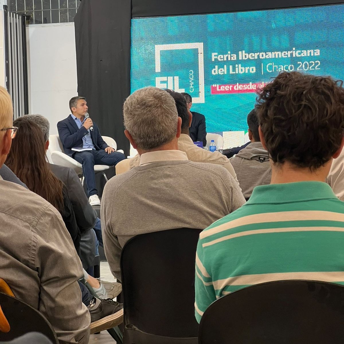 cuquicalvano's tweet photo. Participé de la presentación 'El correntinazo y su contexto político y social' en la Feria Iberoamericana del Libro en Chaco 📖 Con el lema 'Leer desde el Norte Grande' la #FILC2022 propone talleres, lecturas colectivas y conversatorios. El intercambio de culturas nos enriquece👏🏼 https://t.co/ULz3QWI6Iy