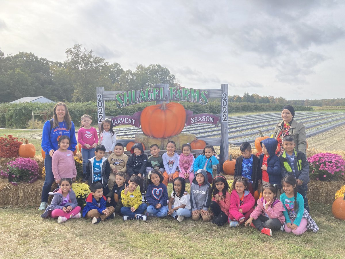Ms_Rinaldi's tweet photo. A great day at @shlagelfarms - as always! 🎃 https://t.co/0H8AjlMOcc