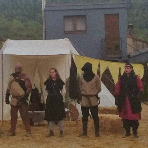 ATrempats's tweet photo. I quan cau la nit el nostre campament es converteix en un víking... Aquí teniu unes quantes fotos de la nostra obra "Pax vikinga" que vam representar a la #firadelbosc22 de #Canyamars 
Gràcies Cèlia i Antonio Luque per les fotos!
@dosrius #acting #lluites #danses #medieval https://t.co/Mz5pf33y0b