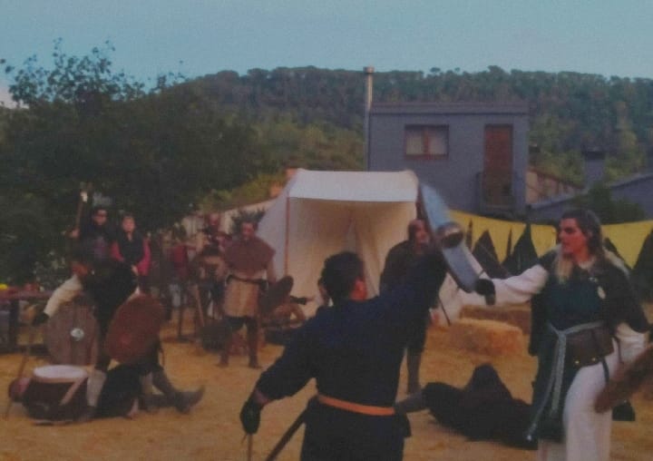 ATrempats's tweet photo. I quan cau la nit el nostre campament es converteix en un víking... Aquí teniu unes quantes fotos de la nostra obra "Pax vikinga" que vam representar a la #firadelbosc22 de #Canyamars 
Gràcies Cèlia i Antonio Luque per les fotos!
@dosrius #acting #lluites #danses #medieval https://t.co/Mz5pf33y0b