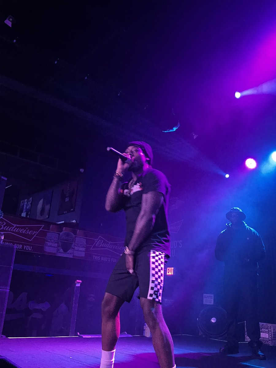 BobbyakaMr511's tweet photo. A thread of pics of @Acehood KILLING the stage at Pop’s last night in East St. Louis!! Not only did he bless me with a picture, he blessed me with a dog tag, autograph, &amp; a future episode of the #HuSTLeCity Podcast!! #ProtectYourEnergyTour #TrustTheProcess #HoodNation 🔥💯 https://t.co/RXAzYSlxAQ
