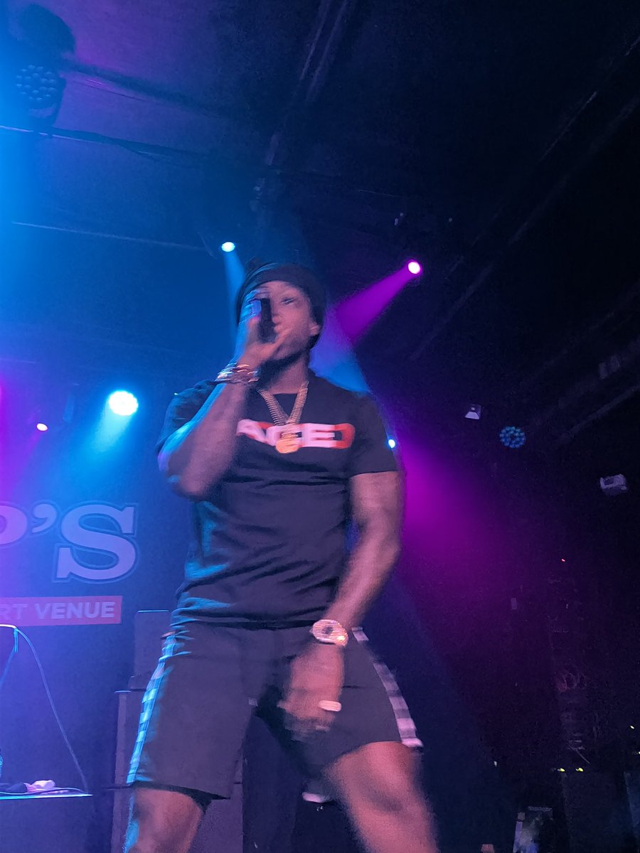 BobbyakaMr511's tweet photo. A thread of pics of @Acehood KILLING the stage at Pop’s last night in East St. Louis!! Not only did he bless me with a picture, he blessed me with a dog tag, autograph, &amp; a future episode of the #HuSTLeCity Podcast!! #ProtectYourEnergyTour #TrustTheProcess #HoodNation 🔥💯 https://t.co/RXAzYSlxAQ