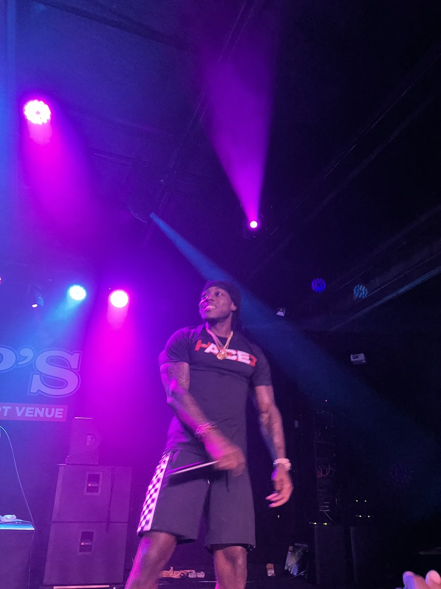 BobbyakaMr511's tweet photo. A thread of pics of @Acehood KILLING the stage at Pop’s last night in East St. Louis!! Not only did he bless me with a picture, he blessed me with a dog tag, autograph, &amp; a future episode of the #HuSTLeCity Podcast!! #ProtectYourEnergyTour #TrustTheProcess #HoodNation 🔥💯 https://t.co/RXAzYSlxAQ