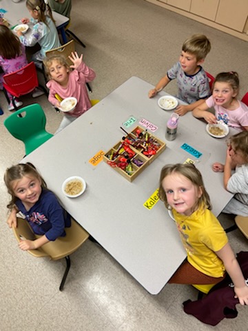 MoniqueMayer9's tweet photo. Les enfants de la MJB ont étudié le conte de fée Boucle d’or et les trois ours. Après avoir lu le conte et préparé un livre à partir du conte, les élèves ont dégusté du gruau comme Boucle d’or lors d’une journée de pyjama. @Daph_Wallbridge @CSCDGR https://t.co/pDM4ROuWGp
