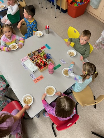 MoniqueMayer9's tweet photo. Les enfants de la MJB ont étudié le conte de fée Boucle d’or et les trois ours. Après avoir lu le conte et préparé un livre à partir du conte, les élèves ont dégusté du gruau comme Boucle d’or lors d’une journée de pyjama. @Daph_Wallbridge @CSCDGR https://t.co/pDM4ROuWGp
