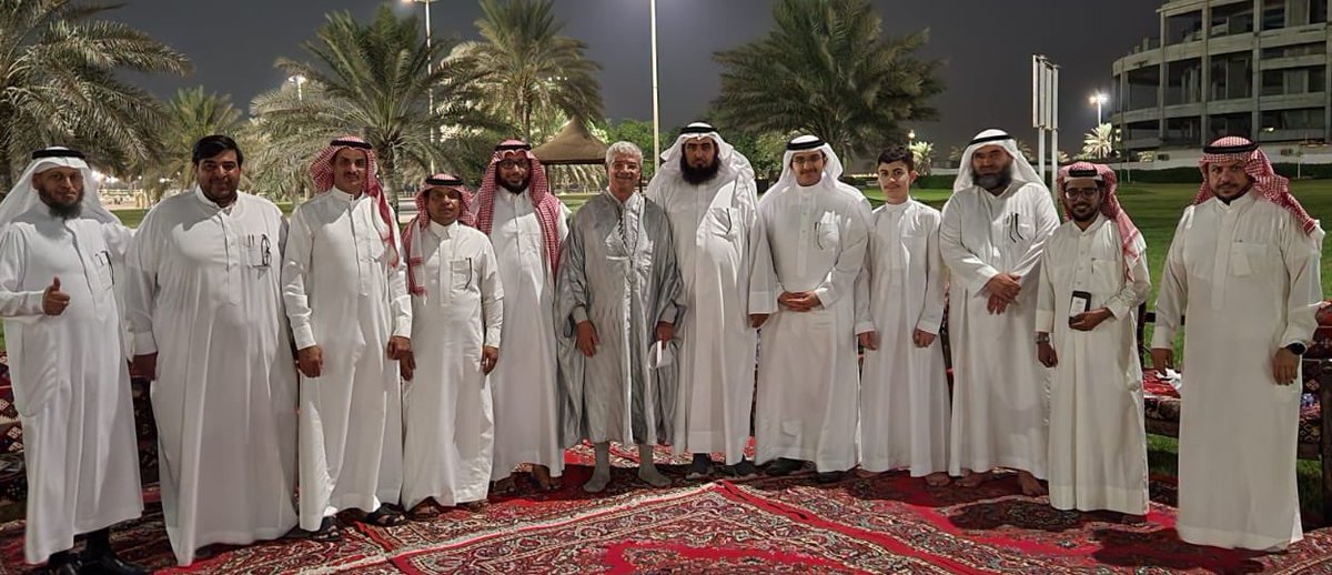 thawqcal's tweet photo. ثم اختتم النادي أنشطة الزيارة الكريمة بمأدبة عشاء أقامها على شرف ضيف النادي بحضور جمع من الخطاطين والأدباء والمثقفين. https://t.co/riAIMcmbiN
