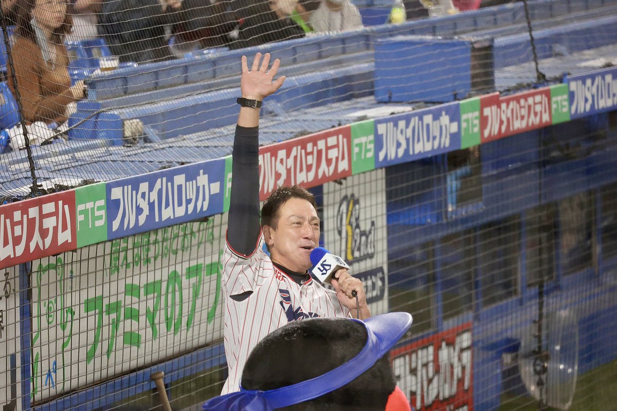 ebappii's tweet photo. #swallows #熱燕 #東京ヤクルトスワローズ 2022/10/14 CS第3戦。#810pat 神宮球場でのスワローズ観戦体験に欠かせないのがパトリック・ユウさん。試合開始30分前からの時間はワクワクしますね。相手チームファンへの気遣いも温かいし、パトさんの声で球場全体が優しい空気に包まれます。 https://t.co/kBBkkoe27X