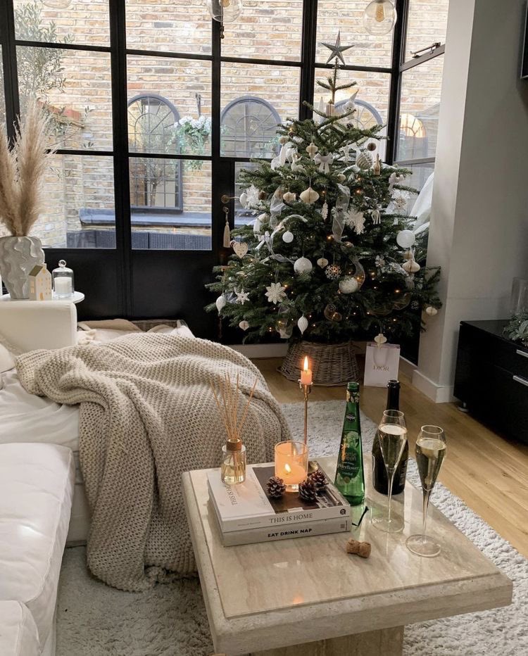 ephhemere's tweet photo. only a few more weeks until the best time of the year🎄 https://t.co/uVBvxbAyWE