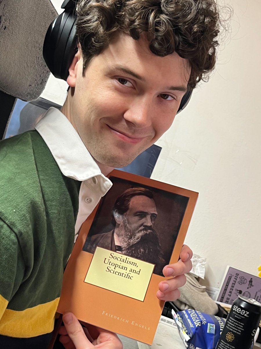 communistlunch's tweet photo. @criminal_pink leave the man alone hes now logged off doing elliot shit irl https://t.co/8uMcwMMvHs