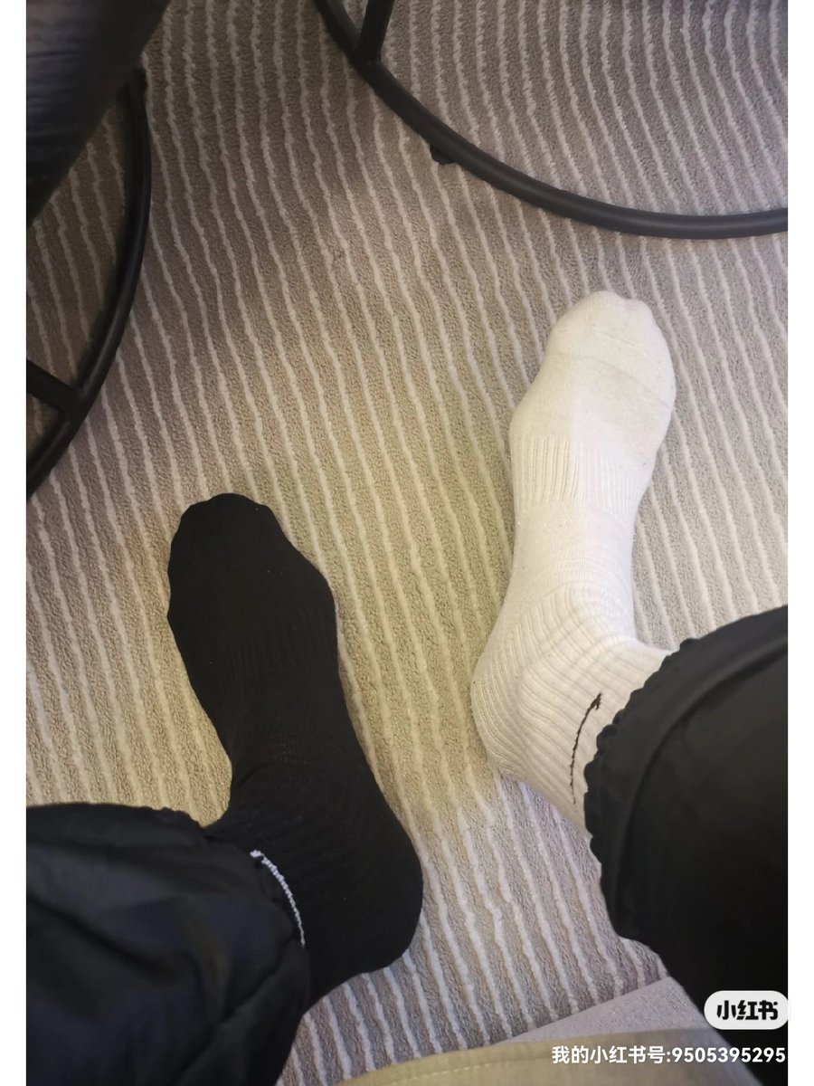 SSS1top's tweet photo. 黑袜or白袜 https://t.co/YXEBKFwP0D