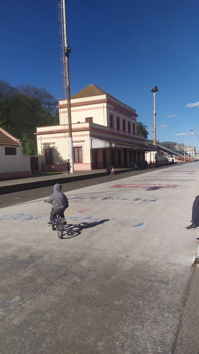 maestroadrians's tweet photo. ¿ Ya agendaron el cuarto Foro Argentino de la Bici ? 28 y 29 de octubre en Gualeguaychú.
La base va a ser el Corsódromo, en lo que fue la hermosa estación de tren. https://t.co/2PPunmxIjw