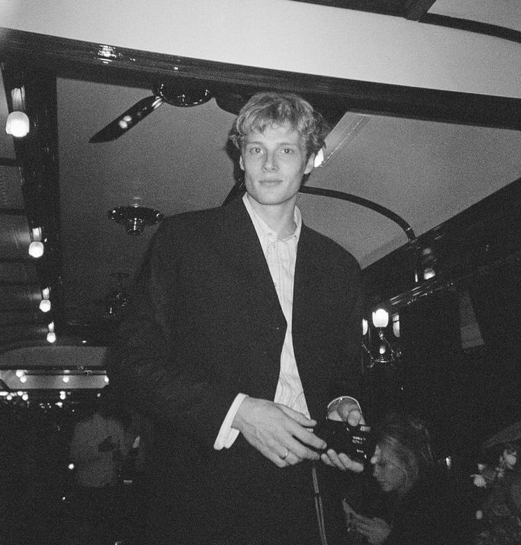 Ao contrário da irmã, príncipe Malachai continua no Reino Unido após o baile. Pessoas próximo a família nos contaram que o jovem desmarcou seus compromissos para passar mais alguns dias no pais. Será qual o motivo dessa decisão?