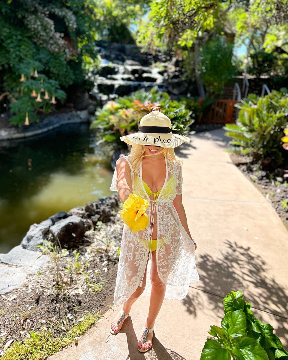 Wake up to new blooms every morning. 🌺 
📷 @jennbarlow

#fairmontorchid #hawaii #onlyattheorchid #hibiscus