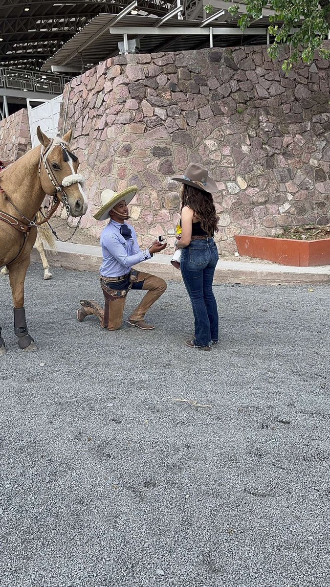 kargmz1's tweet photo. mi novio me trajo a zacatecas para pedirme matrimonio el día de su charreada 🥰 te amo con todo mi corazón ❤️ https://t.co/SYhLyz4TRd