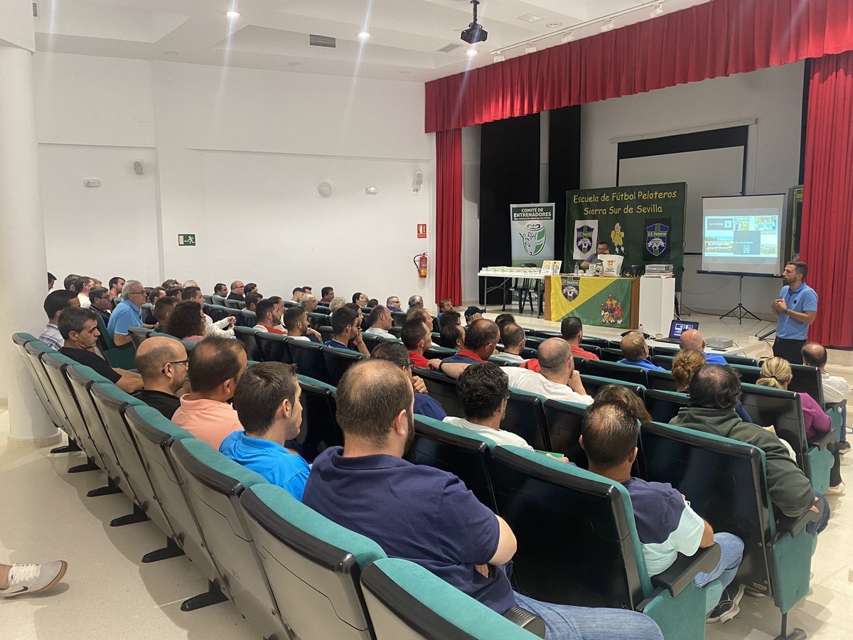 Hoy hemos celebrado en Lora de Estepa el día del entrenador en la sierra sur de sevilla. Actividad conjunta con el colegio de entrenadores de Andalucia. Con la ponencia de Isidoro Gomez, ex jugador Del Real Betis balompié. Enhorabuena a todos los premiados.