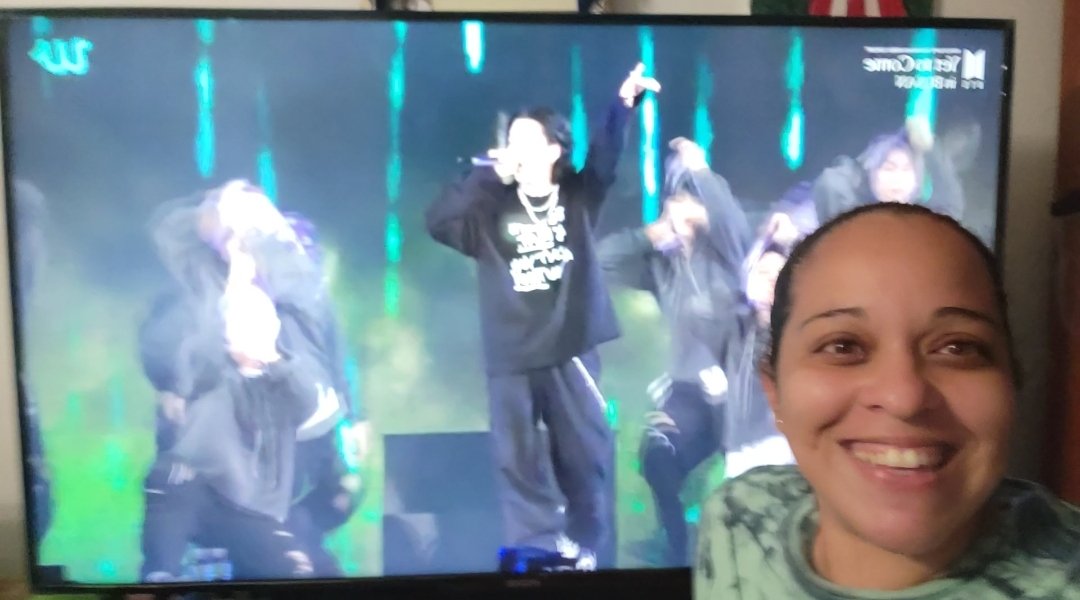 wcsomcjmc's tweet photo. Vale la pena madrugar si es para verlos. Concierto en Busan BTS.  #BTS_YetToCome_Weverse_LIVE 
#4everArmy https://t.co/bKgA8Pt1Cq