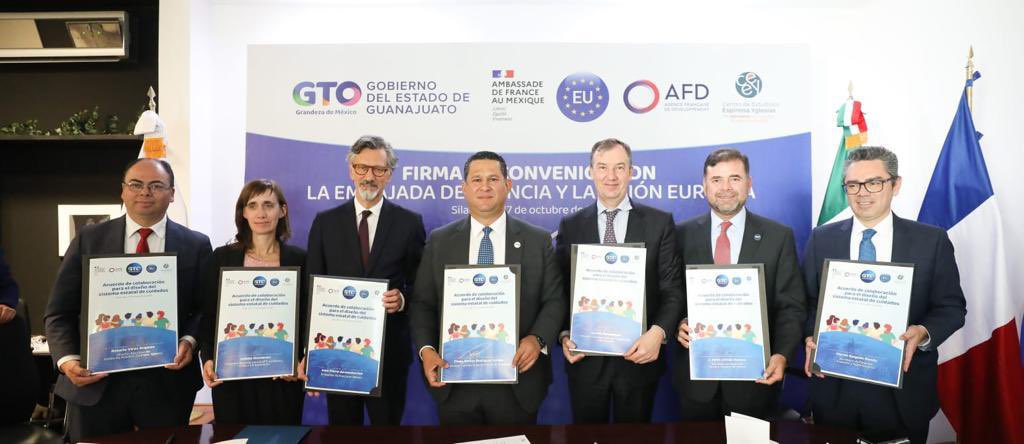 Celebramos firmar un acuerdo de entendimiento con el @gobiernogto y la <a href="/AFD_es/">Agence française de développement Amérique Latine</a> para sentar las bases para colaborar en el desarrollo de un Sistema Estatal de Cuidados que contribuya a la movilidad social. 📂🖋 [1/2]