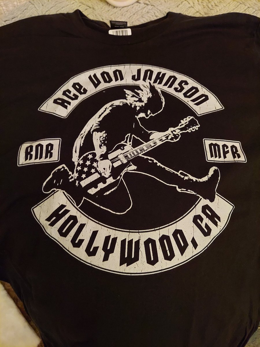 RockLovesMe2's tweet photo. ๐ธ Feels so good to have this
shirt again! @acevonjohnson
has such wicked merch!๐ค๐ป
#Rock #pittys #musicmatters https://t.co/uK7FPrmwFA