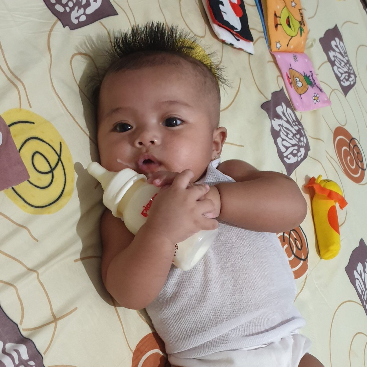 elzadeka's tweet photo. Masyaa Allah Tabarakallah. Masih kecil aku minum susu, tapi nanti kalau sudah besar aku pasti banyak² minum air putih karena kata mamaku air putih itu sehat. #welovecities #weloveprobolinggo #dpuprpkpkotaprobolinggo https://t.co/NAVrBF6rPL