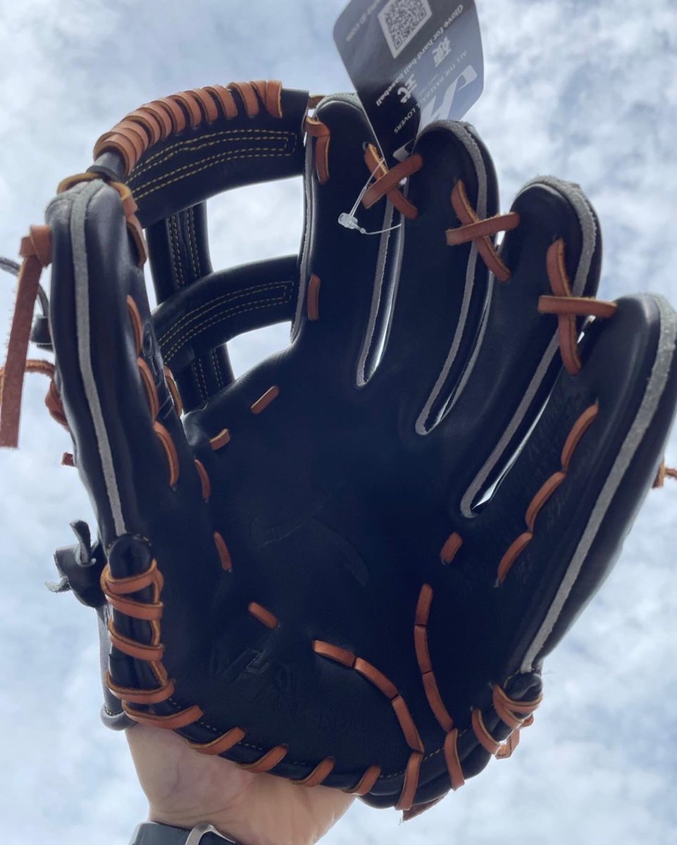 BaseballShopCV's tweet photo. #HATAKEYAMA Pitcher’s glove.

For sale.

#baseball #baseballlife #catchermitt #catcherslife #madeinjapan #japanmade #baseballshop #baseballstore #baseballgloveforsale #baseballgame #baseballlove #baseballseason #baseballpractice #baseballplays #baseballplayer #baseballisfun https://t.co/WuZaerhOCN