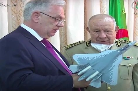 قبل أيام حذر الكونغرس الأمريكي من تهور أي دولة وخاصة الجزائر في دعم روسيا ماديا عن طريق شراء الأسلحة
وكأنه خبر استخباراتي قبل موعده..
بعد الإعلان عن 23 مليار كقيمة الصفقة لدعم روسيا في حربها ضد الناتو والعالم
تم اختراق جوي للحظيرة كإنذار للتذكير
و 🇺🇸 تتربص بها عند المنعرج الصغير