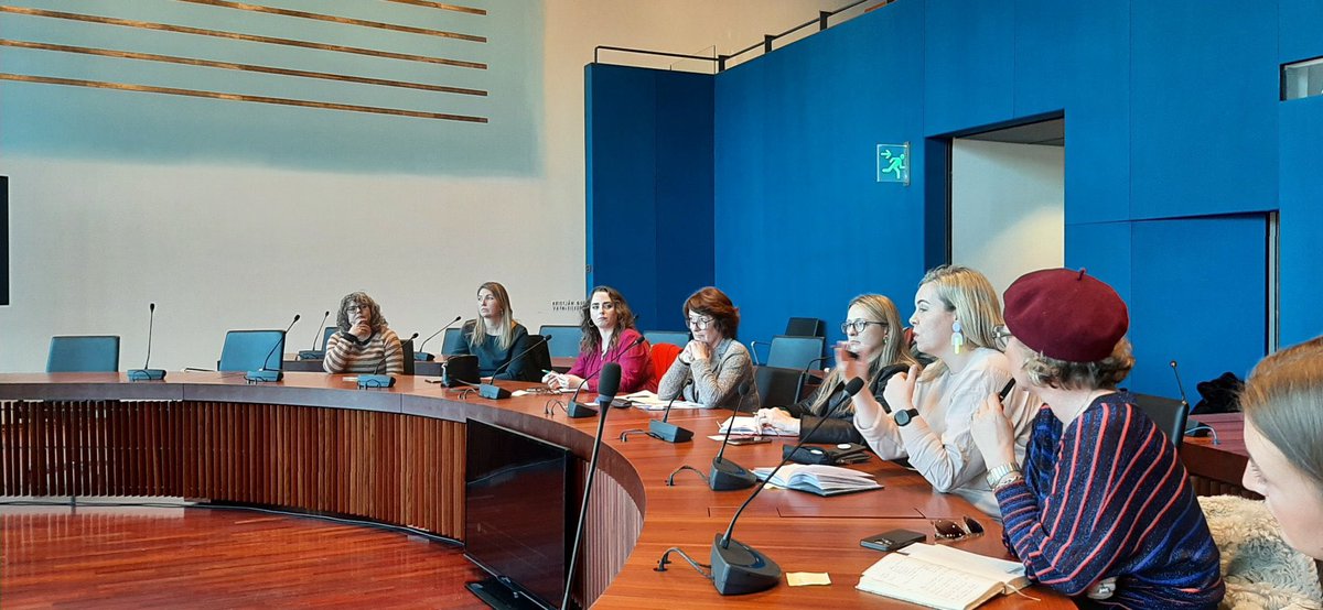 Fékk heimsók frá írskum þingmönnum í dag að ræða jafnréttismál. Fór yfir málin. Sagði frá fæðingarorlofi, leikskólum, jafnlaunavottun og styttingu vinnuvikunnar. Eftir umræðuna upplifði ég stolt fyrir okkar hönd. Meira svona Ísland