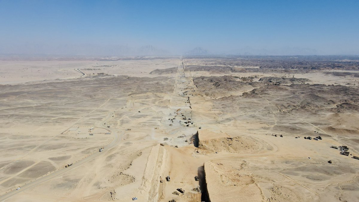 TheSaudi_post's tweet photo. بدء أعمال الحفر لتنفيذ مشروع "#ذا_لاين" في قلب مدينة المستقبل السعودية #نيوم، ومن المتوقع الانتهاء من تشييده بحلول عام 2030، ويعتبر المشروع السعودي أضخم مشروع هندسي عرفه التاريخ الحديث https://t.co/OwI8qjzTAE